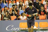 Novak Djokovic把球拍當吉他
