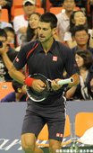 Novak Djokovic把球拍當吉他