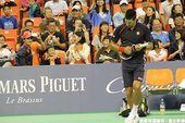 Novak Djokovic把球拍當吉他