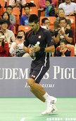 Novak Djokovic把球拍當吉他