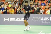 Novak Djokovic把球拍當吉他