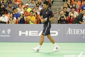 Novak Djokovic把球拍當吉他