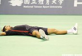 Novak Djokovic直落二後倒地慶祝
