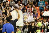 Novak Djokovic 高舉海報