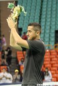 Nicolas Almagro高舉禮物