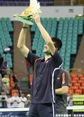 Novak Djokovic高舉禮物