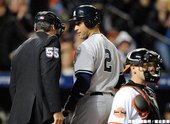 和主審討論中的 Derek Jeter
