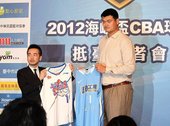 上海隊與達欣互換球衣