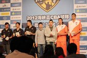 四隊球員拿雞排和奶茶合影
