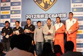 兩岸球員拿奶茶雞排合影