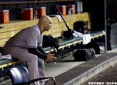 休息室中的 Raul Ibanez