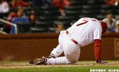 揮擊倒地的 Matt Holliday