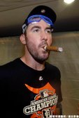 Justin Verlander 抽著勝利雪茄