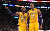 Kobe 與 Howard 在場上溝通