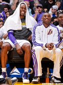Dwight Howard 與 Kobe Bryant 在場邊說笑