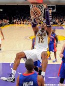 Dwight Howard 攻下 28 分