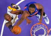 Jason Maxiell 防守 Kobe 上籃