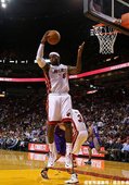 LeBron James 搶下籃板