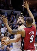 Marc Gasol 面對 Rashard Lewis 的防守