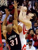 Omer Asik 在禁區拼搶籃板