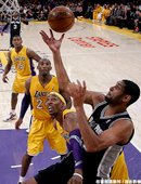 Duncan 抓下籃板球