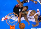 Bosh 和 Butler 爭搶籃板