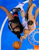 Wade 和 Griffin 爭搶籃板