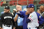 雙方教練賽前確認場地和交換攻守名單