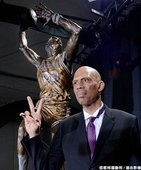 Kareem Abdul-Jabbar 與銅像