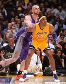 Dwight Howard 共拿下 18 分 12 籃板