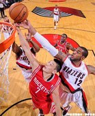 林書豪與 LaMarcus Aldridge 爭搶籃板