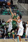 楊玉明在新北裕隆兩位長人面前上籃得分