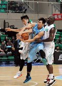 雙方球員爭搶籃板球
