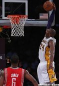 Kobe 籃下爆扣