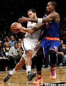 Williams 欲突破 J.R. Smith 的防守
