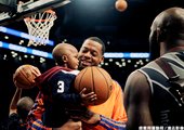 Camby 賽前 和 Reggie Evans 的兒子玩耍