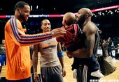Camby 賽前 和 Reggie Evans 的兒子玩耍