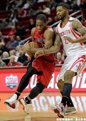 暴龍隊 DeRozan 切入護球