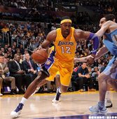 Dwight Howard 本場比賽攻下 28 分外帶 20 籃板