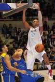 達欣洋將豪爾雙手灌籃，這場比賽他貢獻34分17籃板