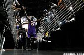 Kobe 離場時接受觀眾致意