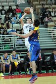 金酒朱億宗(持球者)中距離跳投, 躲開新北裕隆吳奉晟火鍋封阻