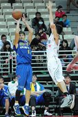 新北裕隆球員周士淵(左)本場比賽狂飆23分，帶領球隊以79：65取得勝利