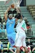決勝第四節，達欣豪爾強攻籃下遭台啤艾倫封阻