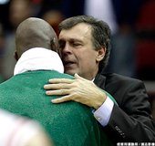 McHale 賽後和 KG 擁抱