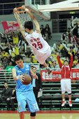 台銀周伯勳快攻上演雙手灌籃美技