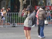 場邊女攝影師補捉鏡頭