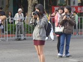 場邊女攝影師補捉鏡頭