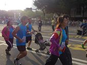 推著嬰兒車跑馬拉松！