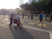 推著嬰兒車跑馬拉松！